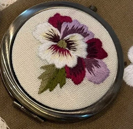 Floral Embroidered Compact Mirror, Collection Lynda