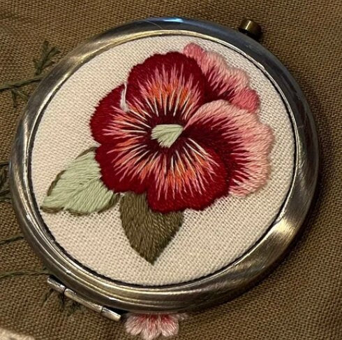 Floral Embroidered Compact Mirror, Collection Lynda