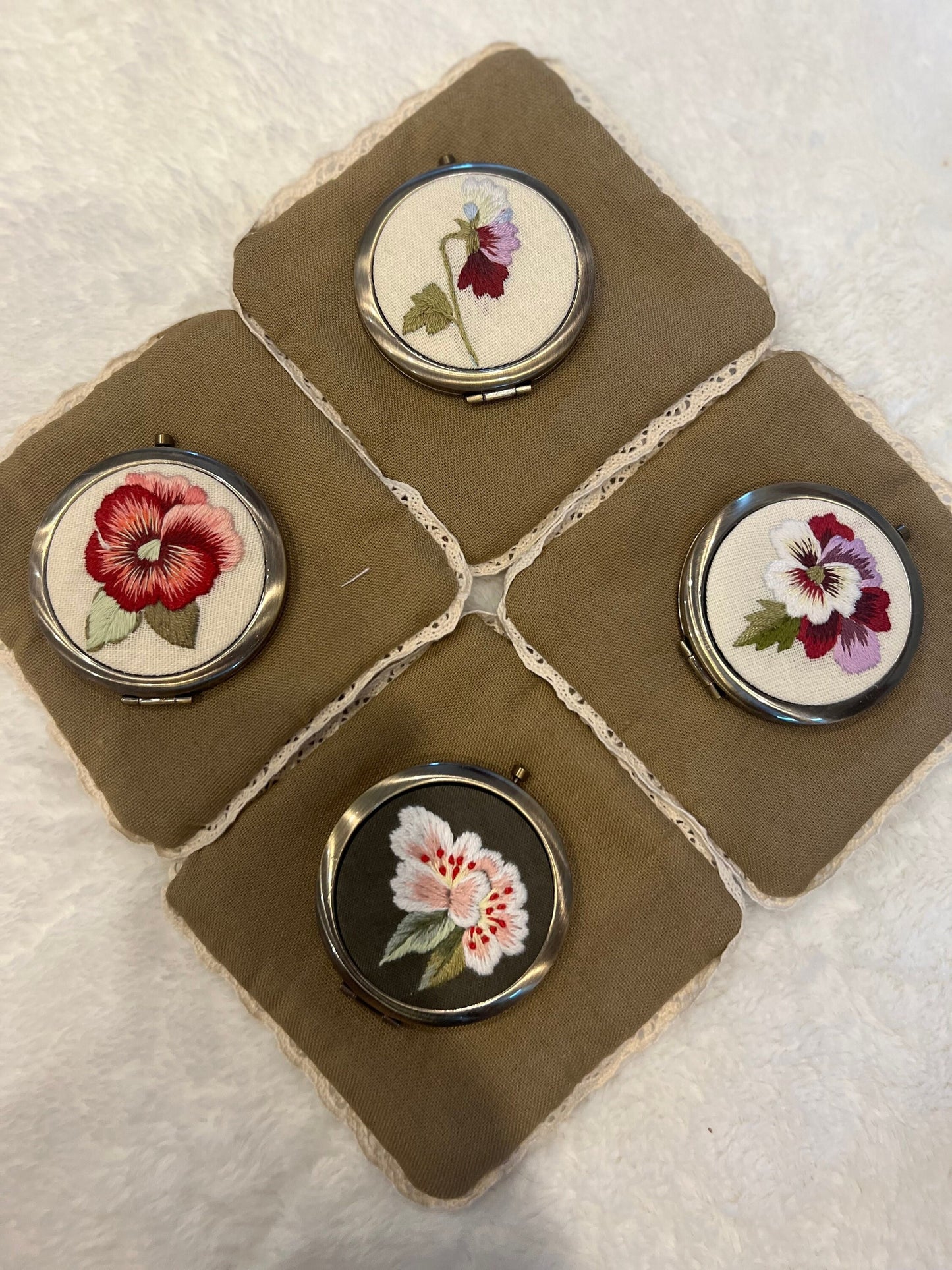 Floral Embroidered Compact Mirror, Collection Lynda