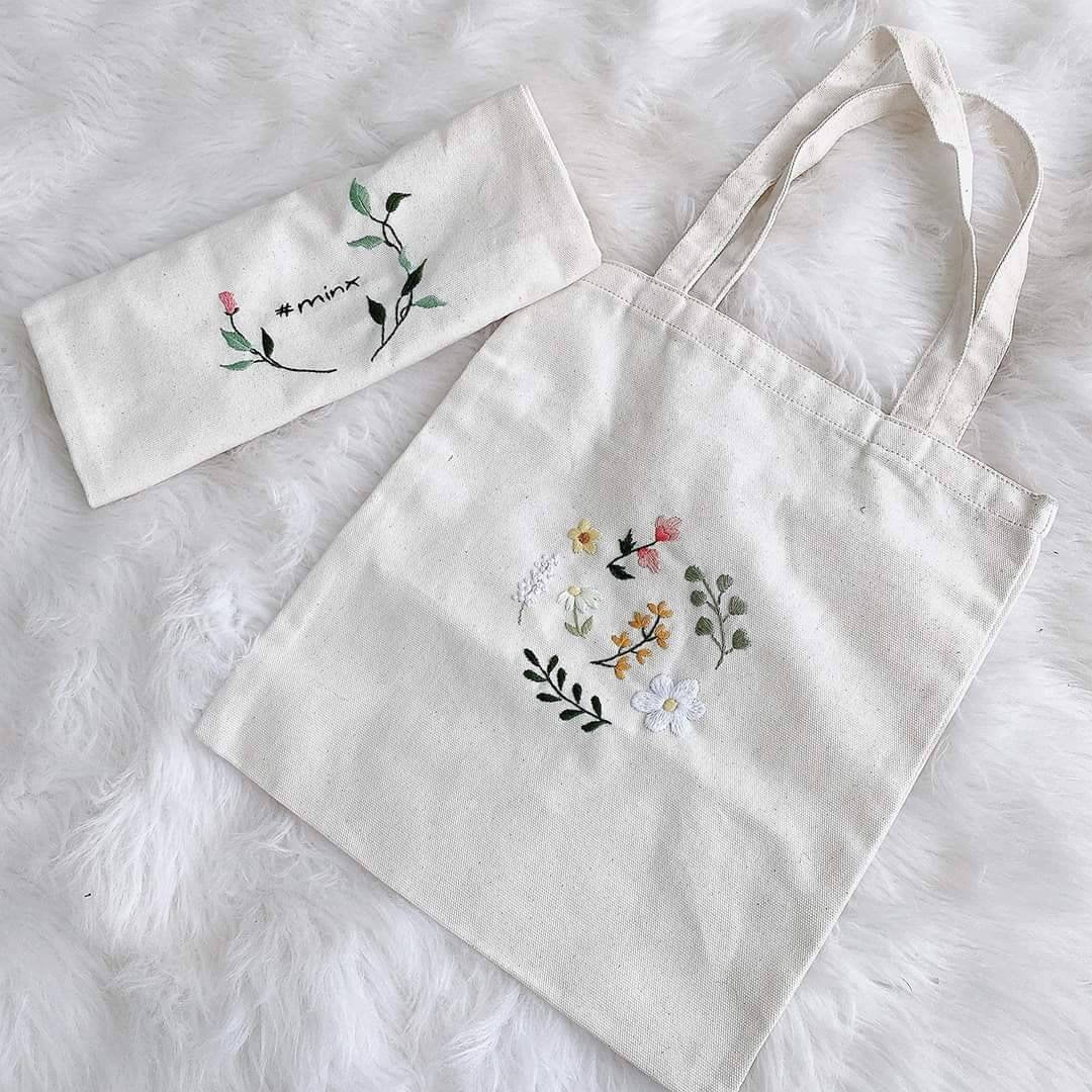 Hand Embroidered Flower Linen Bag, Cute Small Daisies Embroidery Market Bag, Eco Friendly Grocery Bag, Aesthetic Bag, Handmade Tote Bag
