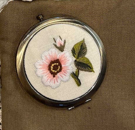 Floral Embroidered Compact Mirror, Collection Leylani