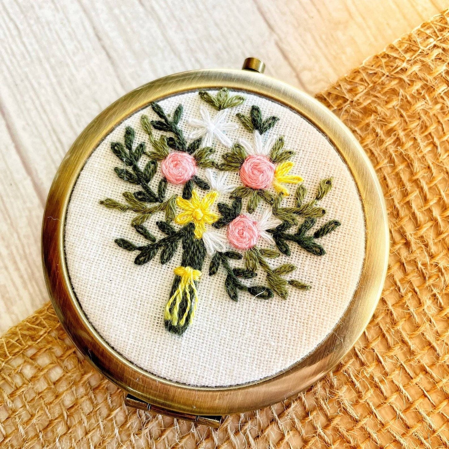 Floral Embroidered Compact Mirror, Collection Brooklyn