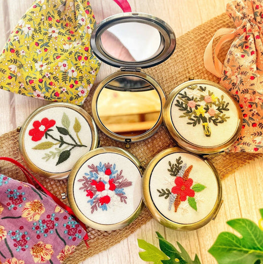 Floral Embroidered Compact Mirror, Collection Brooklyn